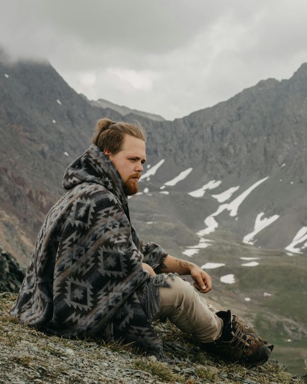 Pourquoi opter pour un poncho randonnée léger et imperméable